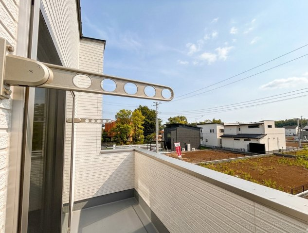 【ワイウッドコート】小山市中久喜 第1期のバルコニー|〇5号棟〇
ちょっと外に出て深呼吸したくなる、そんなちょうどいい広さのバルコニー。
暮らしに自然な開放感を添えてくれます♪
※2026年6月撮影