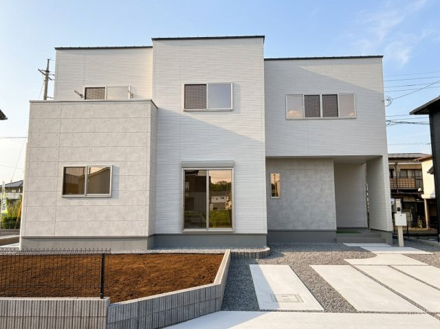 【ワイウッドコート】小山市中久喜 第1期の外観|〇5号棟〇
4LDK+WIC+カースペース2台
広々とした南庭がございますので、家庭菜園にガーデニング、お子様のプール遊びと、プライベートを充実できます♪
※2026年6月撮影