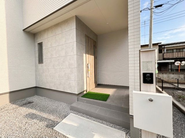 【ワイウッドコート】小山市中久喜 第1期の玄関|〇5号棟〇

防犯に欠かせないインターホンと、中身をしっかり守るダイヤル式ポストを標準完備！
入居したその日から、安全でストレスのない快適な生活が始まります☆
※2026年6月撮影