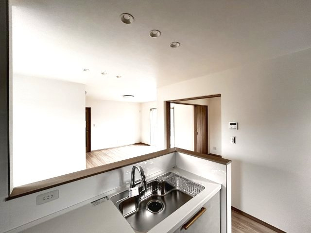 【ワイウッドコート】小山市中久喜 第1期のキッチン|〇5号棟〇
対面式システムキッチンは、料理をしながら会話も楽しめます！
家族とのつながりを感じられる心地よい空間になります。
※2026年6月撮影