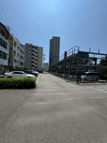 プレサンスTHE神戸の駐車場