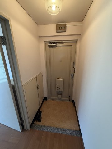 大一マンションの玄関
