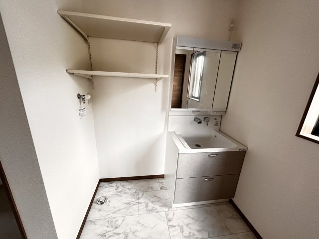【ワイウッドコート】小山市中久喜 第1期の独立洗面台|〇6号棟〇
洗面台は三面鏡付きで、身だしなみチェックもラクラク！
廊下とキッチンの2か所から出入りできる回遊動線です☆
※2026年6月撮影