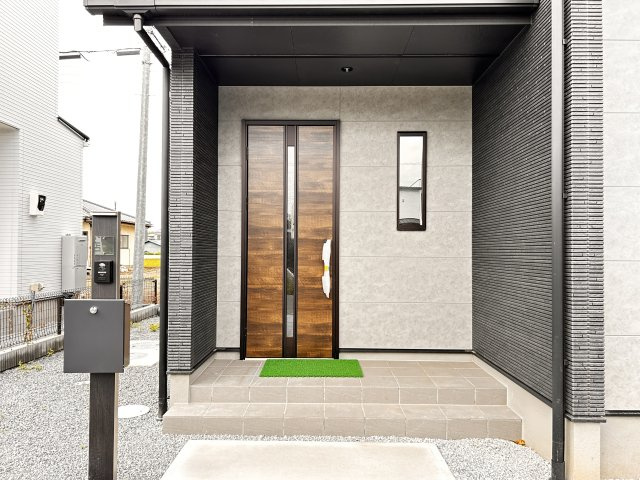 【ワイウッドコート】小山市中久喜 第1期の玄関|〇6号棟〇
来訪者とはインターホン越しに応対できるため、不要な対面を避けられ利便性も抜群！
郵便ポストはダイヤルロック式なので、郵便物の紛失も防げます♪
※2026年6月撮影