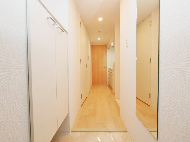 SERENiTE本町refletの玄関