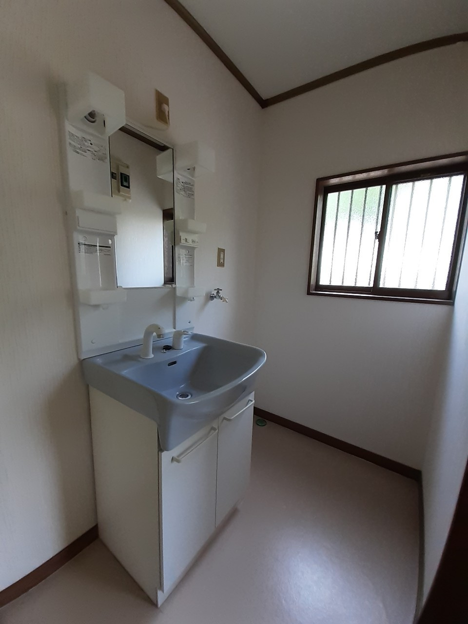 泉町貸家の独立洗面台