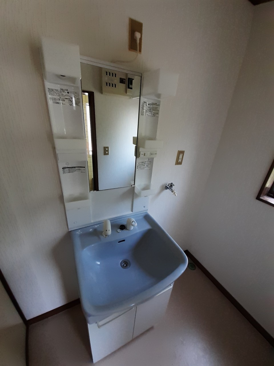 泉町貸家の独立洗面台