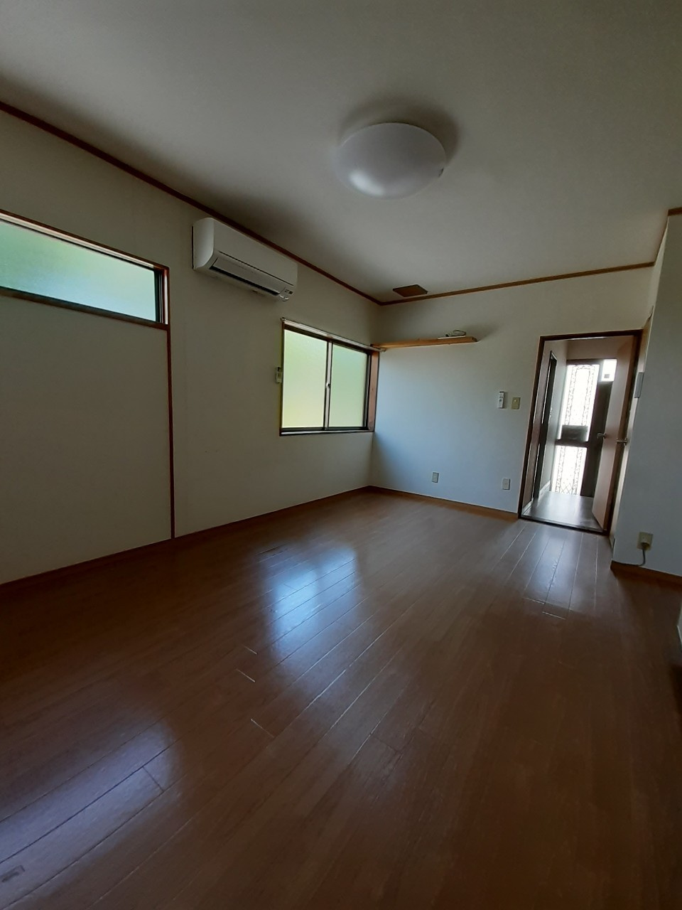 泉町貸家の洋室