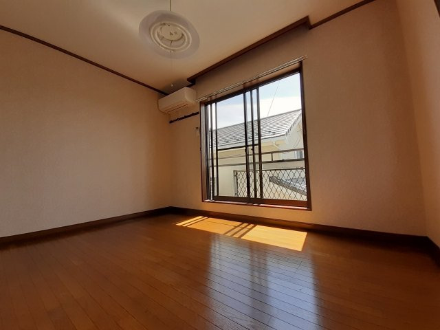泉町貸家の洋室