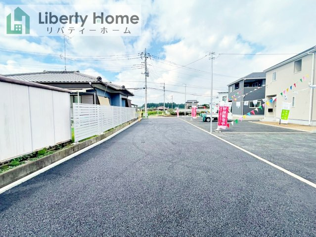 小美玉市羽刈第3　3号棟　新築戸建の前面道路含む現地写真