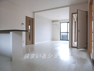 ファミールＨＩＲＯ　Ａ棟の居間・リビング|エアコン付き