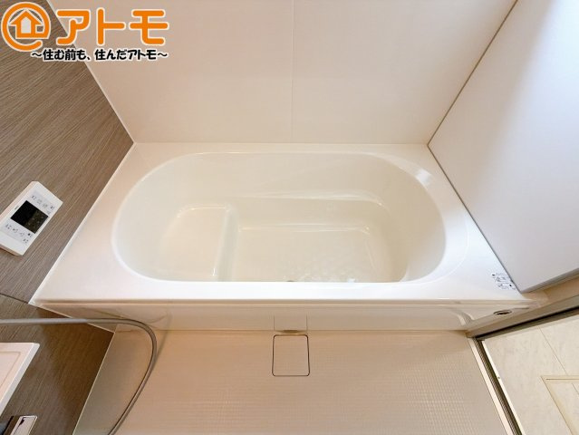 【浴室】 | 焼津市石津　新築戸建　2号棟 | お子様やお年寄りが使いやすいだけでなく、半身浴にも便利なベンチタイプの湯舟です。お湯の節約にも！