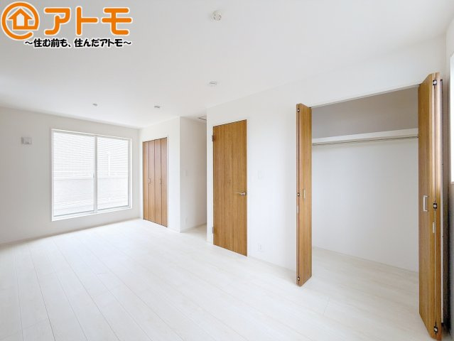 【寝室】 | 焼津市石津　新築戸建　2号棟 | バルコニーに面したお部屋なので、布団などの大きなものも楽々干せます♪