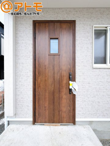 【玄関】 | 焼津市石津　新築戸建　2号棟 | 落ち着いた色合いの玄関はダブルロックで防犯性に優れた仕様になっています♪