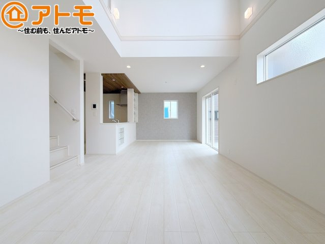 【居間・リビング】 | 焼津市石津　新築戸建　2号棟 | 日当たりのよいリビングは、一年を通してぽかぽかとしています。家族が自然と集まる空間になりそうですね♪