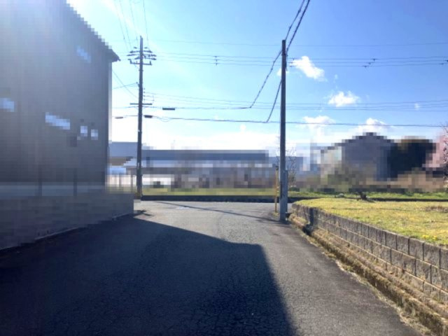 高島市鴨100坪売地の前面道路含む現地写真