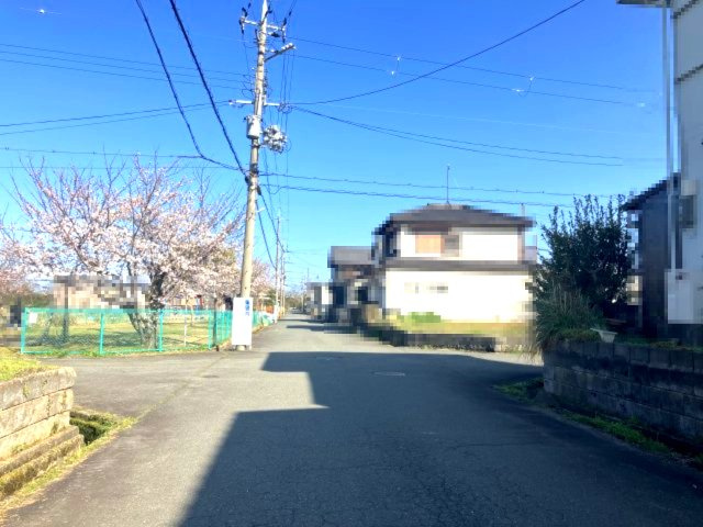 高島市鴨100坪売地の前面道路含む現地写真