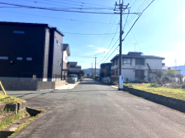 高島市鴨100坪売地の前面道路含む現地写真