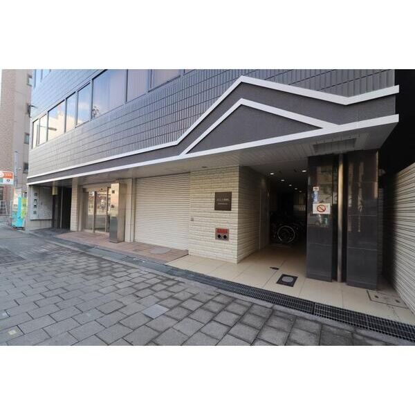 サクシード南森町のエントランス