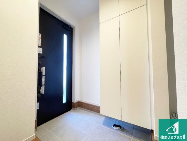 高槻市南平台　第2期　新築一戸建ての玄関|シューズボックスにはたくさんの靴が収納できるので玄関周りはいつもスッキリ！ご家族が増えても安心！