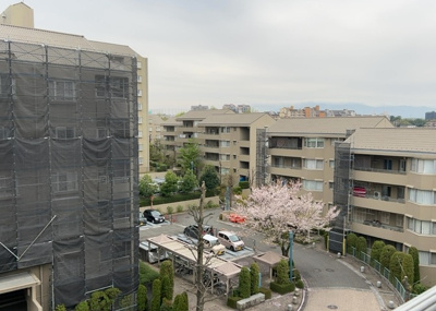 【展望】 | エストラーセ長池 | 眺望の良さを楽しめるダイニングキッチンで家族団らんの時間を過ごしてはいかがでしょうか。バルコニーから見える景色を家族で眺める時間は、時間が経つのを忘れてしまいそうですね。是非、現地を見に行きましょう！