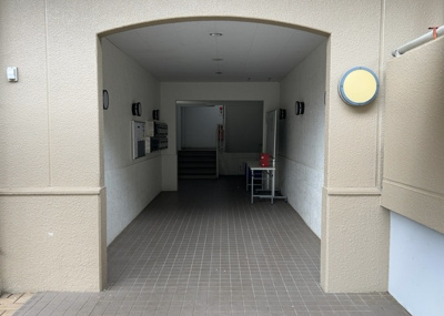 【エントランス】 | エストラーセ長池 | マンションのエントランスには、もともと風よけや防犯の役割がありますが、マンションによって宅配ボックスなどの設備が備わっている所もあります。日々の生活をイメージしながら生活しやすさをチェックしましょう。