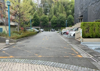 【駐車場】 | エストラーセ長池 | 車一台あたりに必要なスペースは、標準サイズの普通自動車で横幅2m50cm、長さ5mは必要になります。ただし、乗降のことも考慮して横幅3m30cm、長さ5m50cmほどは確保できるところを選びましょう。