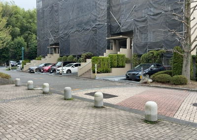 【駐車場】 | エストラーセ長池 | 駐車場と明記されていても、最小スペースでつくられた駐車場だと大型車は駐車できなかったり、出入りしにくくなったりする可能性があります。お車のサイズと購入したい物件の駐車場のサイズを現地で確認しましょう。