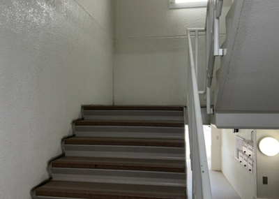 【その他共用部分】 | エストラーセ長池 | 共有部分は、住民なら誰もが使える設備のこと。例えば駐車場やエレベーター、インターネット設備、セキュリティ設備などがあります。他にも、マンションの廊下・外部階段やエントランス・ゴミ置き場などがあります。