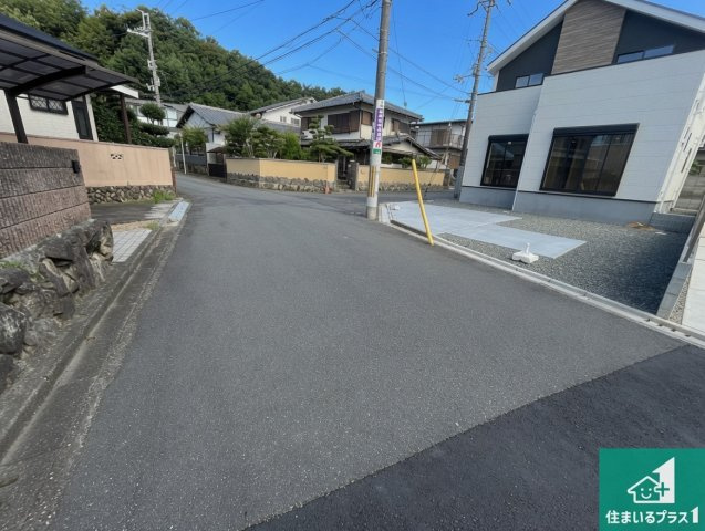5日(土)6日(日)現地ご見学可能！　高槻市南平台　全2邸の前面道路含む現地写真|周辺は閑静な住宅街！前面道路広々で車の出し入れも便利です。駐車が苦手な方でも安心して車庫入れできます！