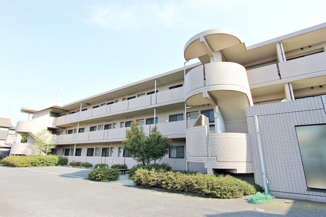 コンフォール赤坂の外観|玄関側の建物外観（駐車スペース側）