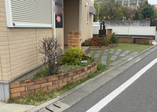 【外観】 | 土地を買う際、住む地域の自治体や福祉の補助制度にも注目してみましょう。子供や老人の医療補助やゴミ出しのルールなど、自治体によってルールに大きな違いがあるため、暮らしやすい土地で判断するとよいでしょう。