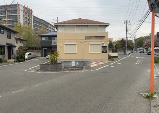 【外観】 | 隣家の土地はどうなっているのか、生活利便施設が近くにあるのか、学校まで近いかなど、お客様のライフスタイルにあわせたイメージが重要です。また、近くにあると困る施設が近くにないかも確認するといいでしょう。