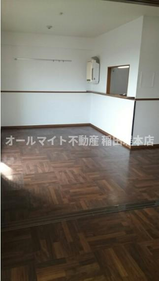 狛江市中和泉２丁目の賃貸マンションの居間・リビング
