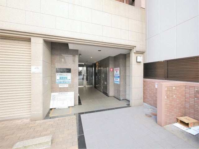 大阪市中央区糸屋町１丁目の賃貸マンションのエントランス