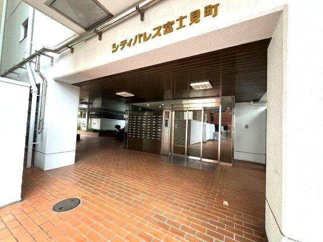 シティパレス富士見町のエントランス