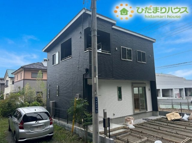 東松山市小松原町　新築一戸建て　01の外観|スタイリッシュな外観フォルムと良好な陽当たりが魅力です！角地＆前面道路やにゆとりがあり車の出し入れもスムーズに行えます♪周辺施設も充実しており日々の買い物やお出かけも非常に便利です！