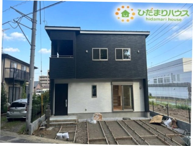 東松山市小松原町　新築一戸建て　01の外観|モダンなツートンカラーの外壁が魅力的なスタイリッシュな住宅です！リビング前の駐車スペース兼お庭スペースは、お子様のプール遊びやBBQに最適♪家族の笑顔が集まる素敵な場所になりそうですね！