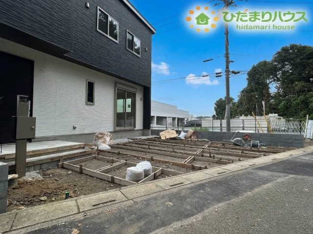 東松山市小松原町　新築一戸建て　01の前面道路含む現地写真