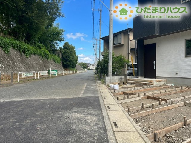 東松山市小松原町　新築一戸建て　01の前面道路含む現地写真|前面道路幅約6ｍと十分な幅員があり車のすれ違いも楽々です！視界が開けており見通しも良好なため運転に不慣れな方でも安心♪開放感のある周辺環境で日々の通勤やお出かけもスムーズに行えます！