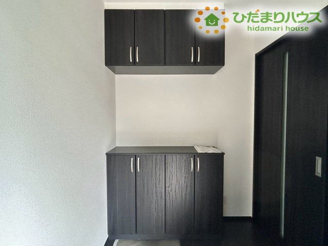 東松山市小松原町　新築一戸建て　01の玄関|大容量の靴箱を備えたすっきり片付く玄関スペースです！シューズや備品をまとめて収納できるため玄関周りを常に綺麗に保持♪忙しい朝のお出かけ準備もスムーズにスタートできるのが嬉しいポイントです！