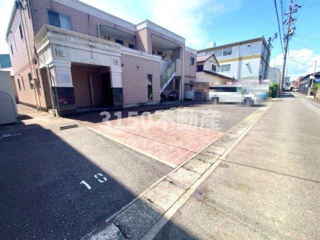 コーポオオノの駐車場