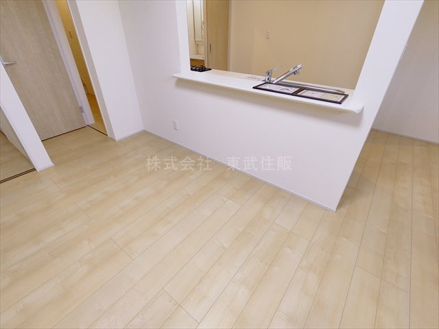 【居間・リビング】 | 川越市下小坂　全5棟　4号棟 | 開放感があり日当たり良好です