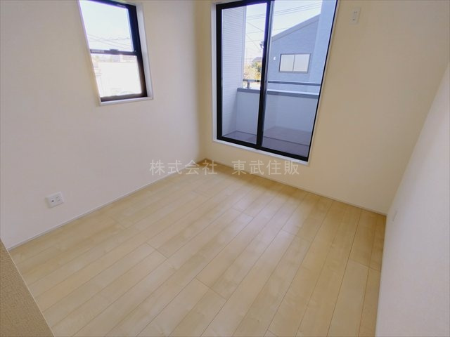【洋室】 | 川越市下小坂　全5棟　4号棟 | 洋室5.5帖、明るい洋室です