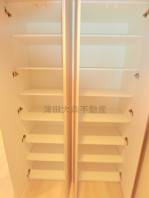 シーズンフラッツ大森西の収納|玄関前収納