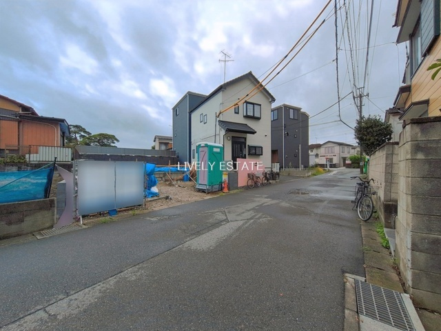 越谷市大字平方 新築分譲住宅の前面道路含む現地写真
