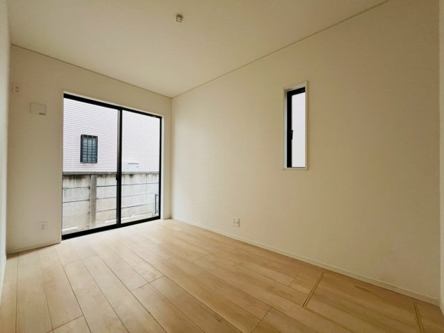 【洋室】 | 西東京市谷戸町１丁目　新築戸建て | 明るい採光が差し込む、落ち着きと心地よさを兼ね備えた洋室