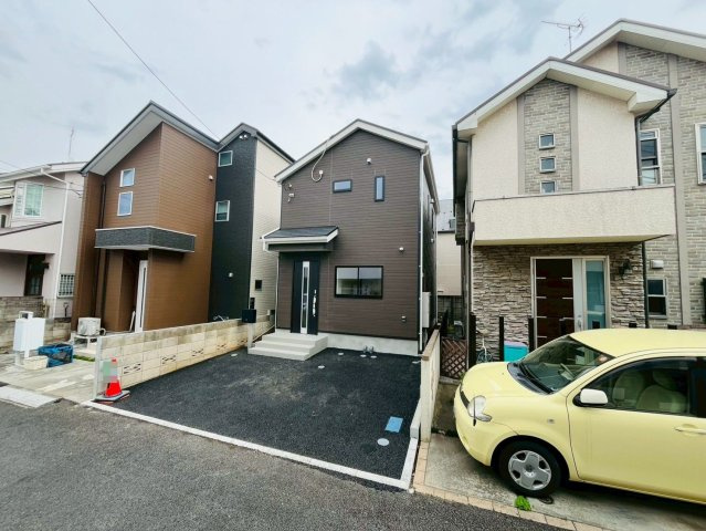 【外観】 | 西東京市谷戸町１丁目　新築戸建て | 飽きのこない佇まいが、永く快適な暮らしを予感させます