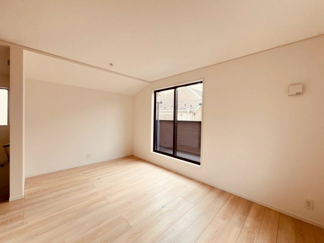 【居間・リビング】 | 西東京市谷戸町１丁目　新築戸建て | 家族の笑顔が広がる、明るく開放感あふれるLDK空間です