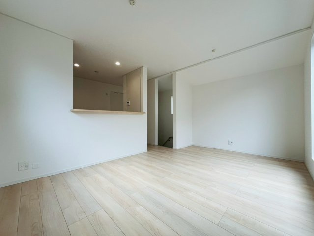 【居間・リビング】 | 西東京市谷戸町１丁目　新築戸建て | くつろぎと団らんのひとときをゆったり楽しめるLDK空間です